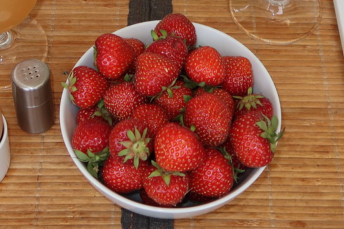 Erdbeeren aus eigener Ernte (von 'unserem' heimischen Obststand)