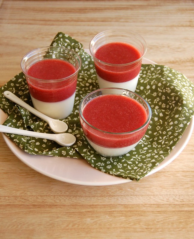 Yogurt panna cotta with strawberry gelatin / Panna cotta de iogurte com gelatina de morango