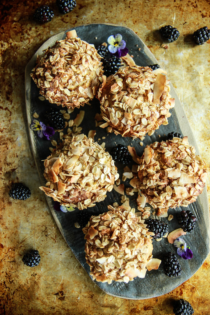 黑莓椰子燕麦松饼从HeatherChristo.com（素食和无麸质）