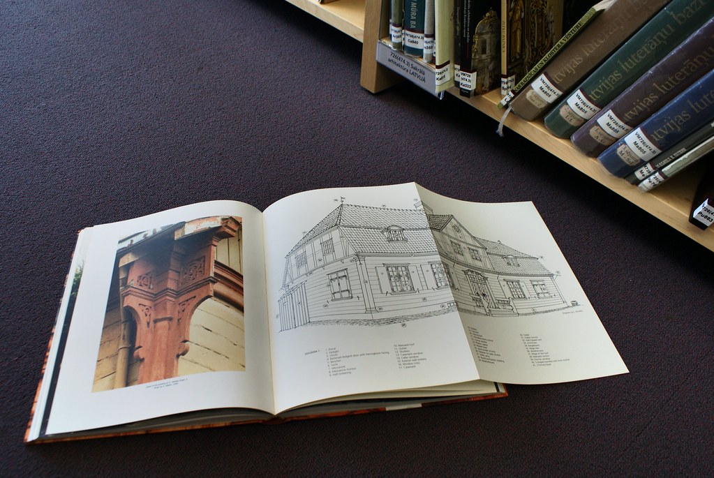 Livre sur la construction en bois typique de Riga à la Bibliothèque Nationale de Lettonie. 