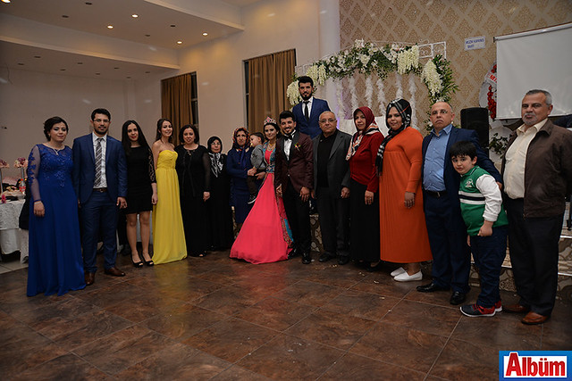 Rıdvan Bedanlıoğlu ve Melike Pınar'ın aileleri düğün sonunda hep birlikte hatıra fotoğrafı çektirdi