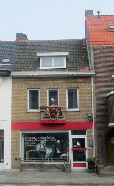 Gold Seated Man, Bruges