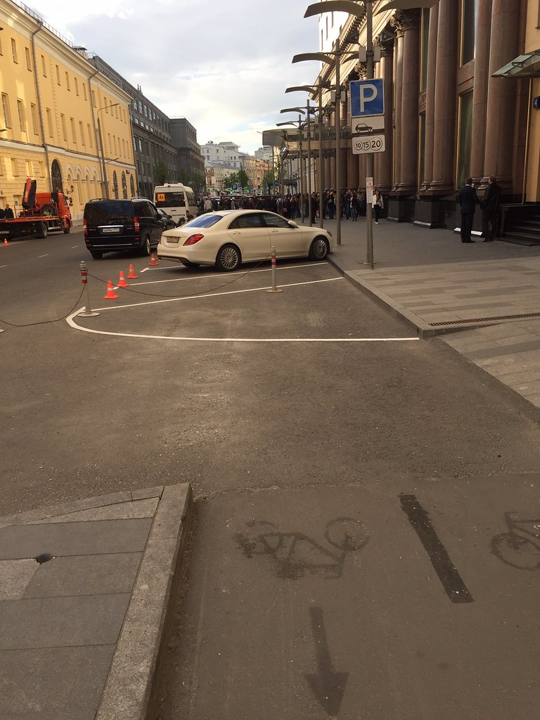 Лучшая велодорожка Москвы пала ради парковки отдыхающих 