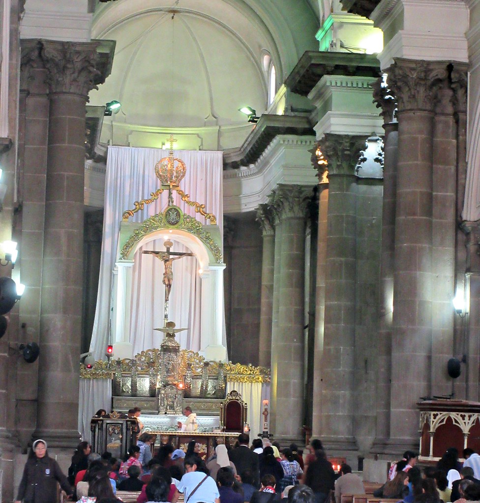 queque-plaza-church-inside