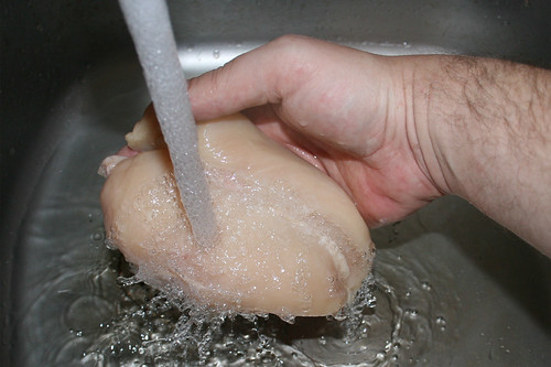 19 - Hähnchenbrüste waschen / Wash chicken breasts