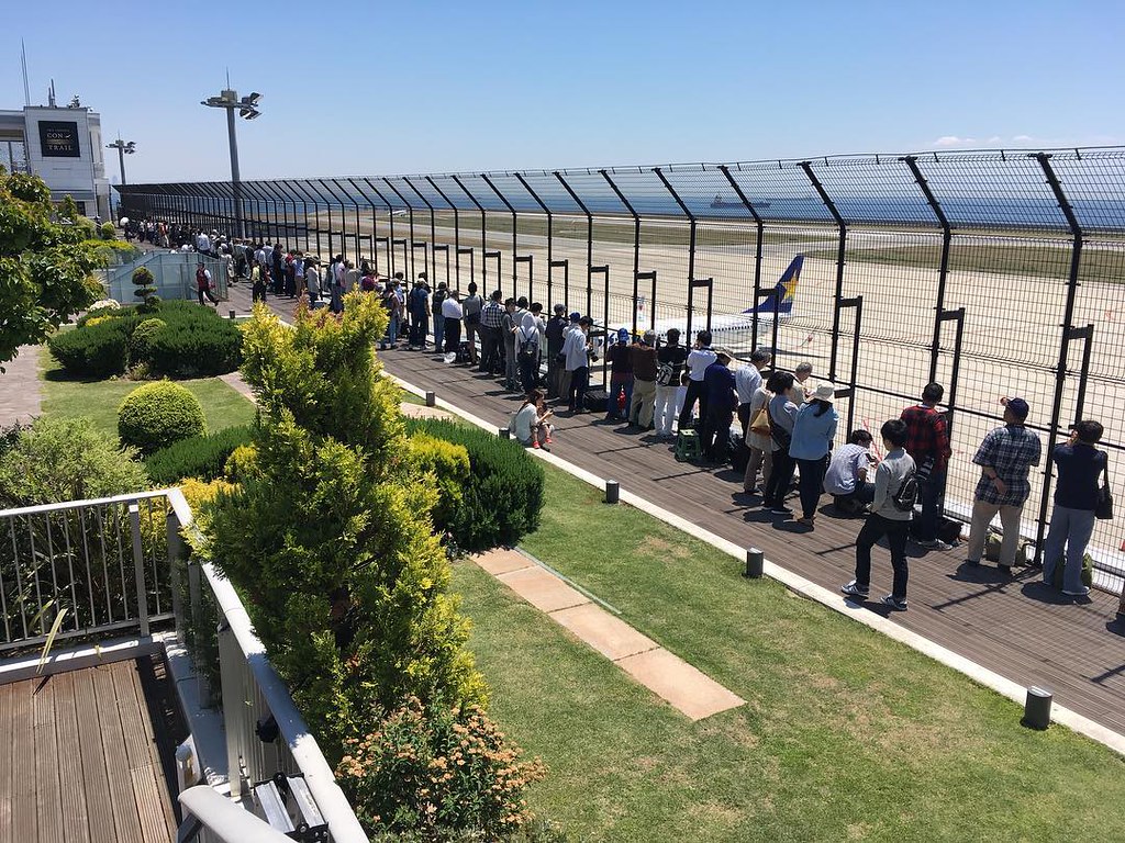 神戸空港の展望デッキよりDC-3の離陸を見守る大勢のギャラリー