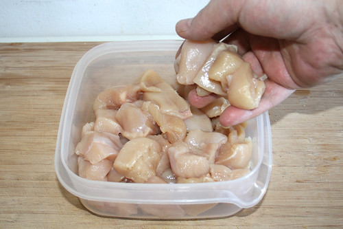 33 - Hähnchenbrustwürfel in Schüssel geben / Put chicken dices in bowl