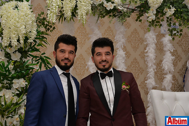 Damat Rıdvan Bedanlıoğlu, ikiz kardeşi Mustafa Bedanlıoğlu ile poz verdi.