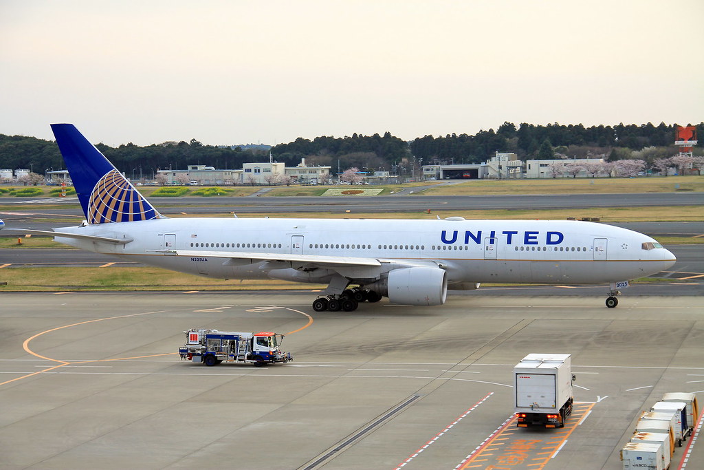 N225UA United Airlines Boeing 777-222/ER