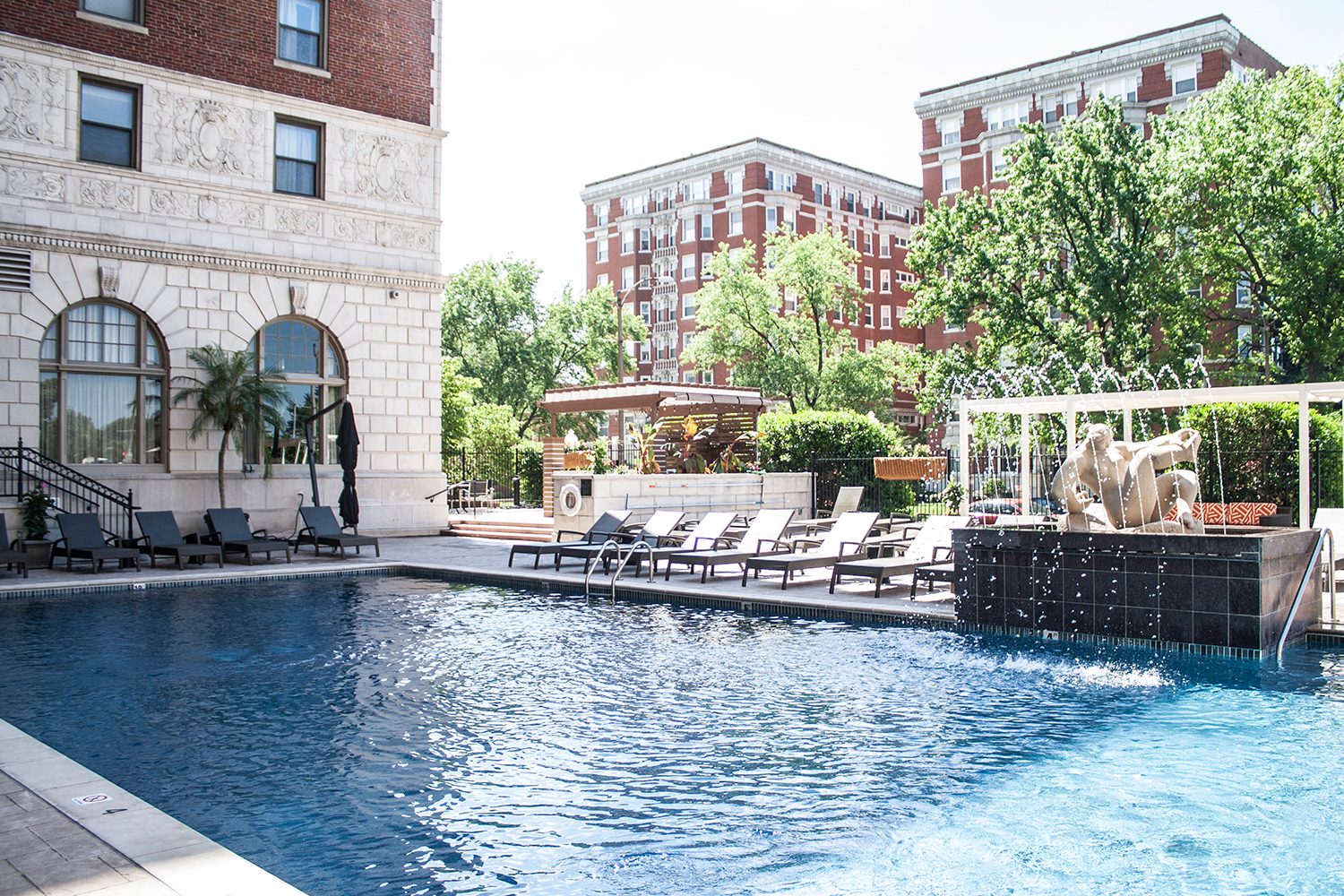 05stlouis-chaseparkplaza-hotel-pool-travel-style