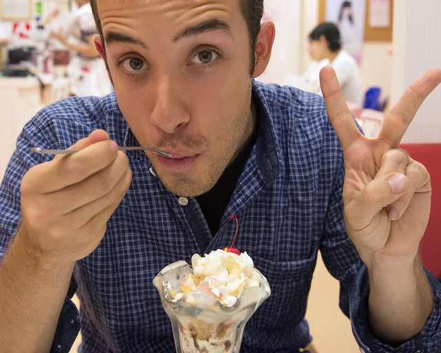 Haciendo una merienda en un Maid Cafe de Tokio con un helado