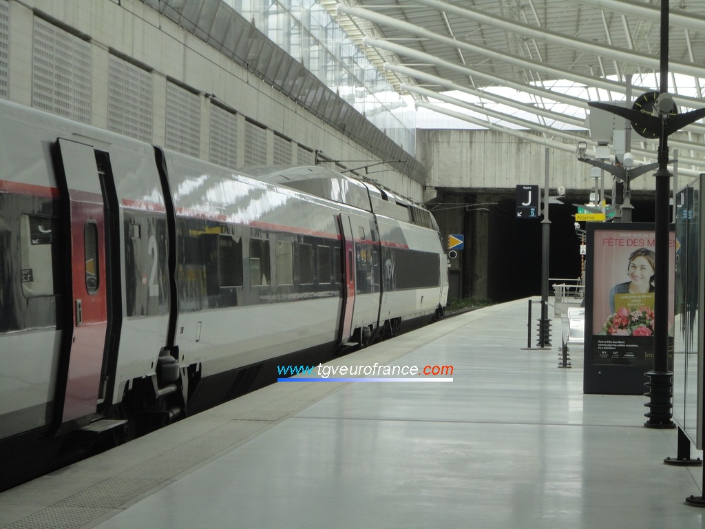La rame TGV Réseau 537 (SNCF Voyages) en gare de Aéroport Charles-de-Gaulle 2 TGV Roissy le 3 juin 2017