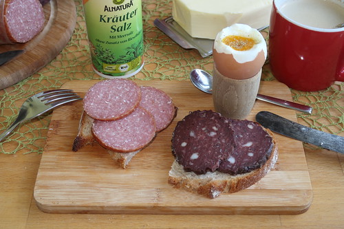 Frische Mettwurst und Rotwurst auf Dinkelquarkbrot zum Frühstücksei