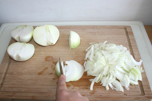 18 - Zwiebel in Spalten schneiden / Cut onion in slices