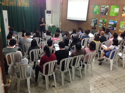 The image shows participants attending seminar spoken by Dr. Ermenilda Avendaño.