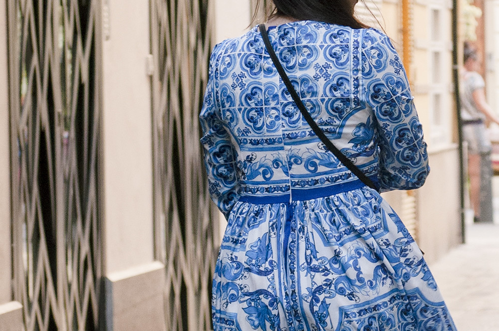 something fashion blogger influencer valencia spain, outfit blue tile maxi dress lightinthebox, LV alma bag denim