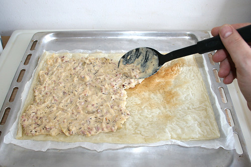 39 - Zwiebelmasse auf Teig auftragen / Put onion mix on dough