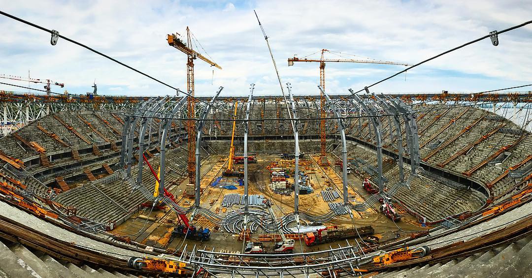 Стадионы работа вакансии. Как строят стадионы. Строительство стадиона на 2000 мест. Люди строят стадион. Критические работы строительства стадиона.