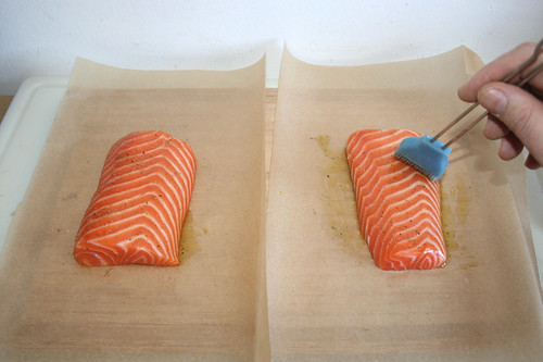 26 - Lachs mit Olivenöl bepinseln / Dredge salmon with olive oil
