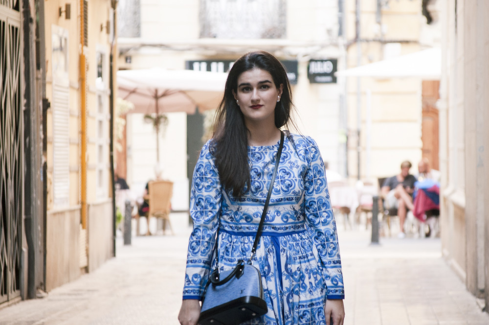something fashion blogger influencer valencia spain, outfit blue tile maxi dress lightinthebox, LV alma bag denim