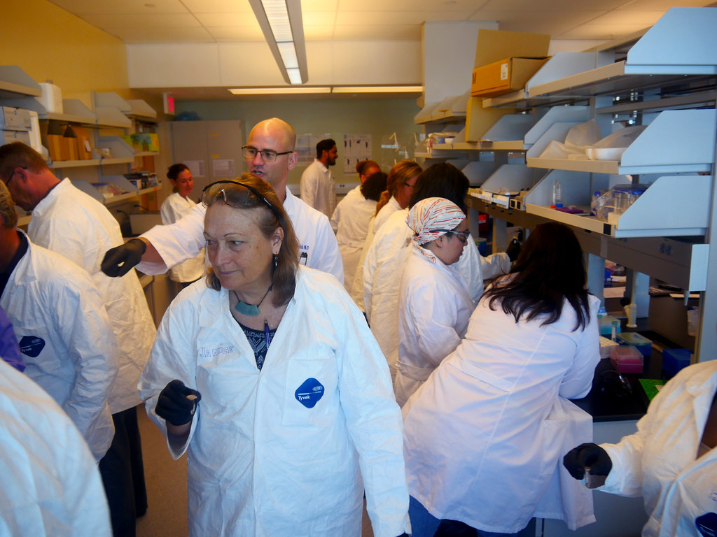 Schoolteachers "brush up" on Science in JABSOM labs