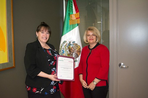 Reconoce Consulado de México trabajo humanitario de oficial de WorkSafeBC.