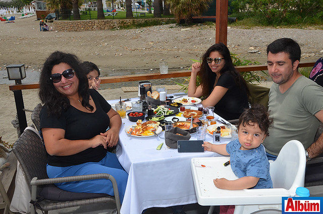 Mimar Hakan Gönen ve ailesi de En Vie'de kahvaltı 