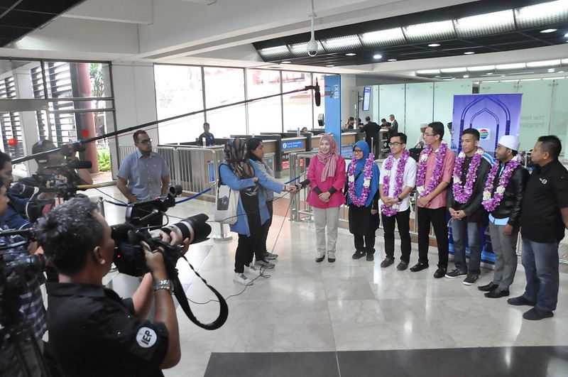 peserta aksi asia wakil malaysia yang baru tiba di airport disambut heboh oleh indosiar