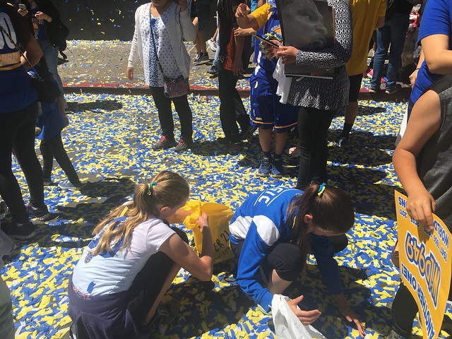 kids getting confetti,  Warriors parade