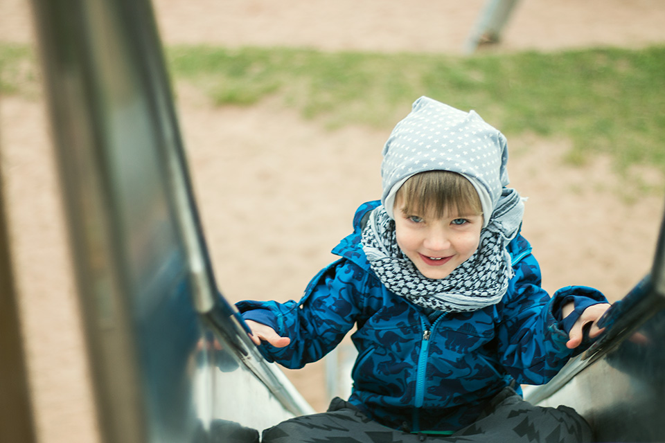 Portrait eines Kindes auf dem Spielplatz aufgenommen von Blickwinkel Fotografie Vanessa von Wieding in Emmerthal bei Hameln