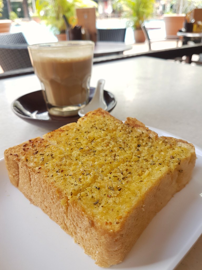 Gatlic Bread $4.62 Teh Tarik $4.15 @ OldTown White Coffee at Oasis Square Ara Damansara