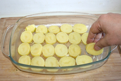 45 - Boden mit Kartoffelscheiben auslegen / Cover bottom with potato slices