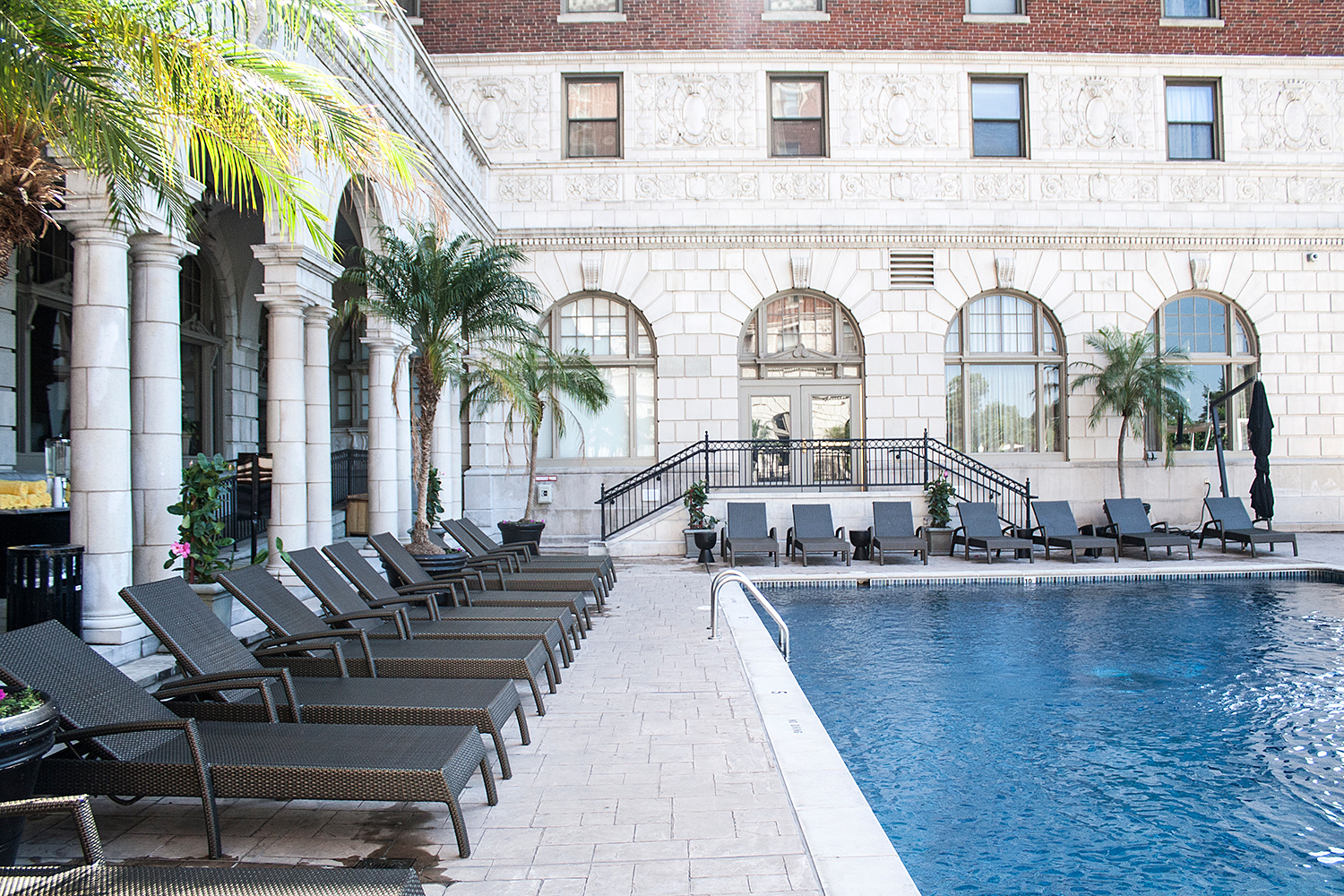 01stlouis-chaseparkplaza-hotel-pool-travel-style