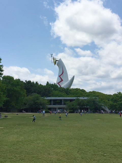 大阪・万博記念公園・広場から太陽の塔を望む