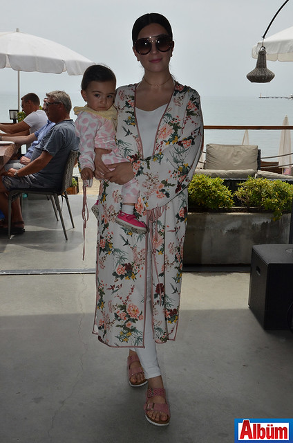 Modacı Gizem Gündoğan kızı ile birlikte En Vie'de keyifli bir pazar geçirdi.
