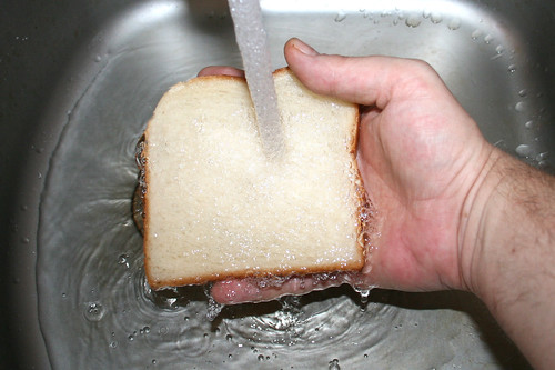 29 - Brot mit Wasser vollsaugen lassen / Soak toast woth water