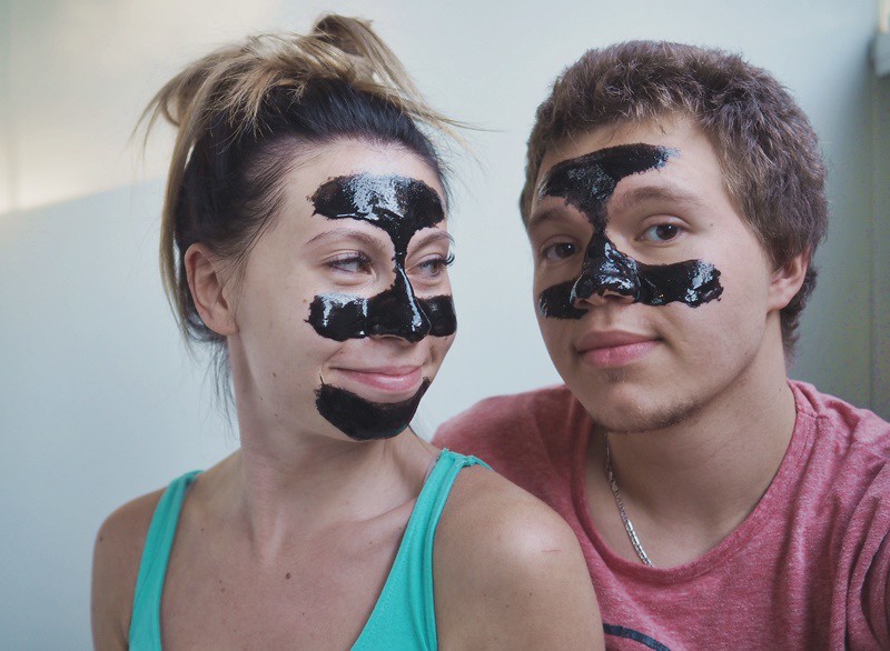 theincrediplefacemask-maybeauty-kasvonaamio-käytössä-naamio