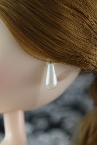 Close up of the pearl earrings!