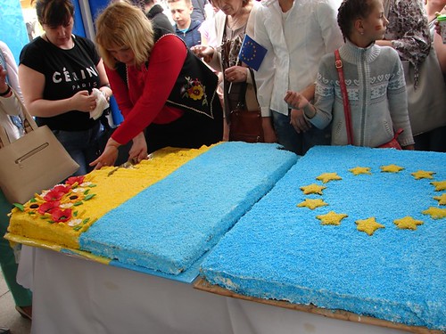 День Європи: національні костюми, торт і різнокольорові кульки