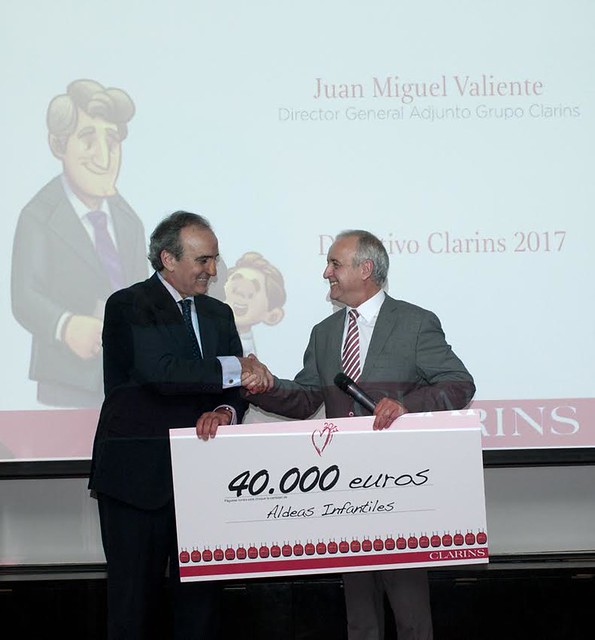 Juan Miguel Valiente ha entregado el donativo de 40,000 € al presidente de Aldeas Infantiles SOS Pedro Puig.