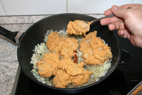 42 - Hähnchen samt Marinade in Pfanne geben / Put chicken and marinade in pan
