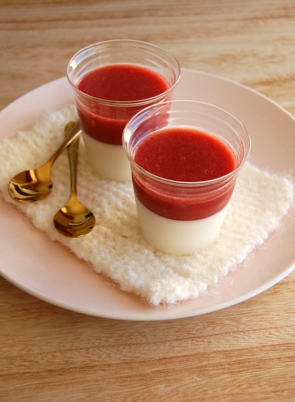 Yogurt panna cotta with strawberry gelatin / Panna cotta de iogurte com gelatina de morango