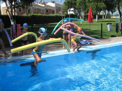 Clases de natación infantil en las piscinas de verano