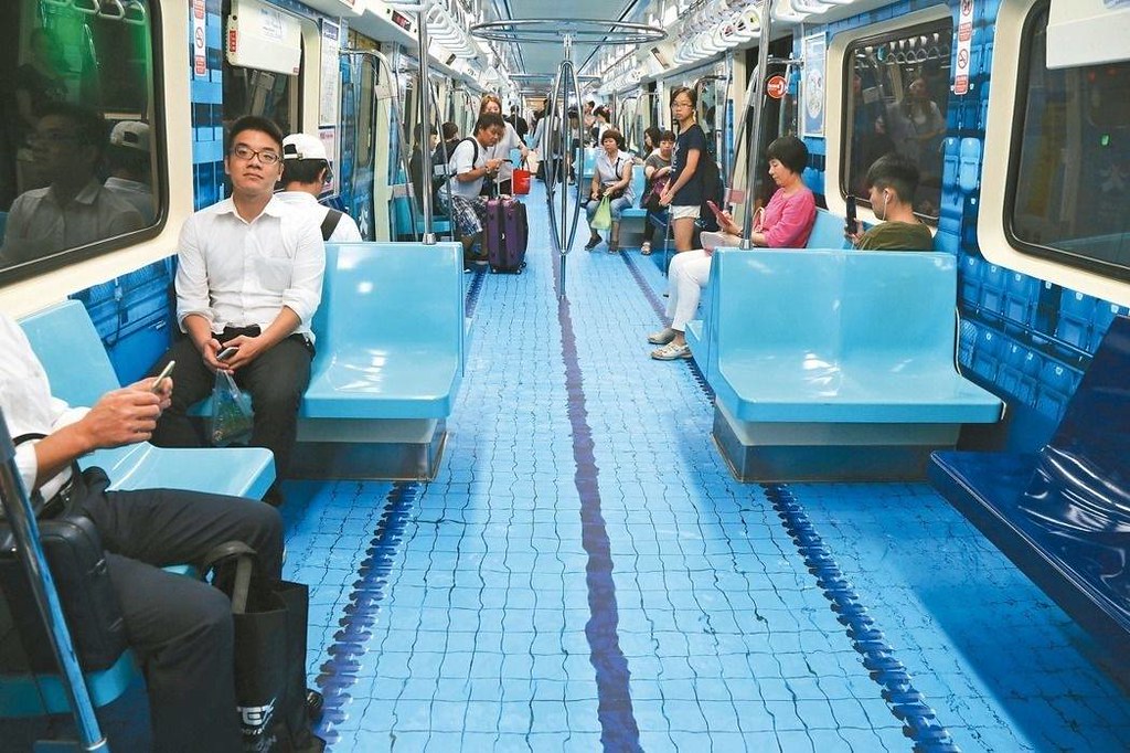El metro decorado como una piscina olímpica