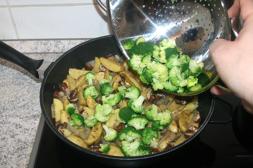 35 - Broccoli unterheben / Stir in broccoli
