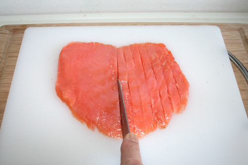 10 - Räucherlachs in Streifen schneiden / Cut smoked salmon in stripes