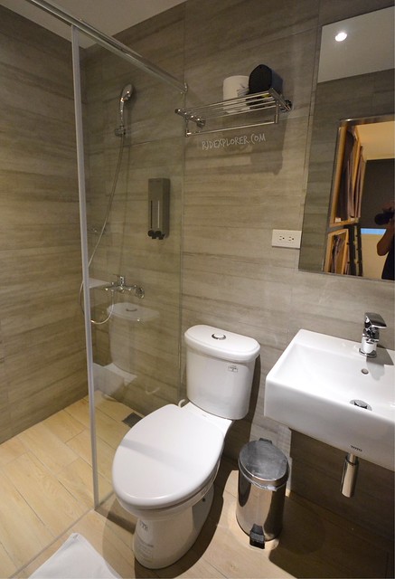 meander taipei hostel toilet and bathroom dorm room