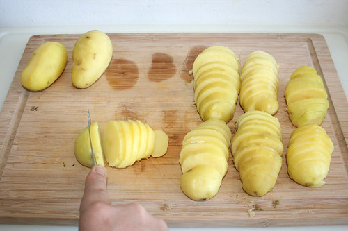 35 - Kartoffeln in Scheiben schneiden / Cut potatoes in slices