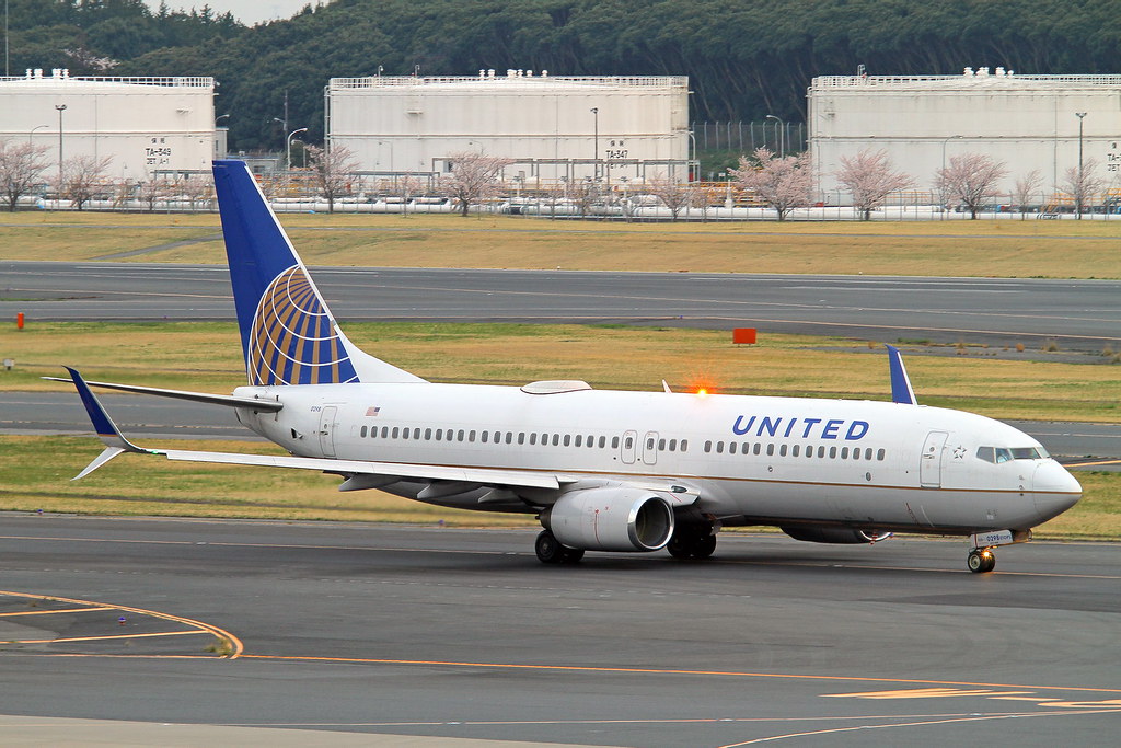 N37298 United Airlines Boeing 737-824