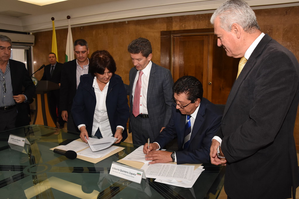 Firma convenio pavimentación 100 km de vías campesinas en Rionegro